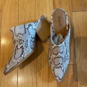 NWT | SZ 7 Women’s Shoe - Quip Snakeskin mules
